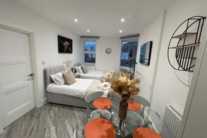 1 slaapkamer, een strijkplank/strijkijzer, wifi, beddengoed