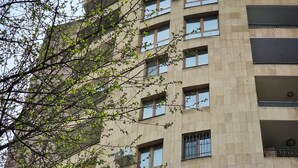 Um edifício com vários andares, com muitas janelas e varandas.