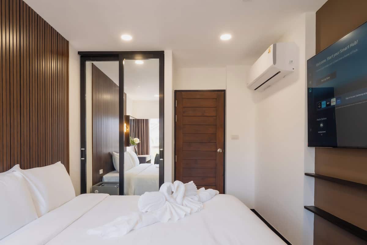 1 Bedroom Suite | Laptop workspace, WiFi (free), bed sheets