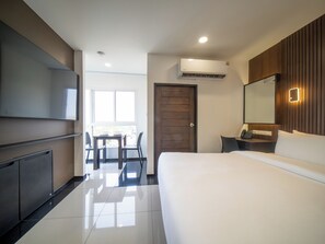 Studio Accessible | Espacio para trabajar con un portátil, wifi gratis, ropa de cama