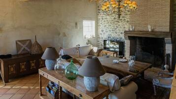 Smart TV, fireplace, stereo