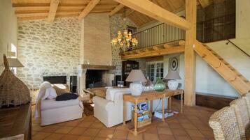 TV connectée, cheminée, chaîne hi-fi