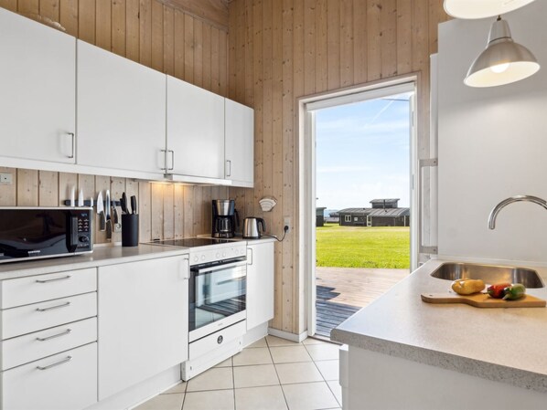 Fridge, microwave, dishwasher, cookware/dishes/utensils