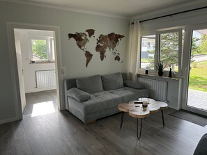 Fernseher, Tischfußball, Bücher