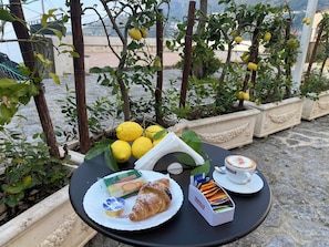 Desayuno con opciones de la cocina local incluido todos los días 