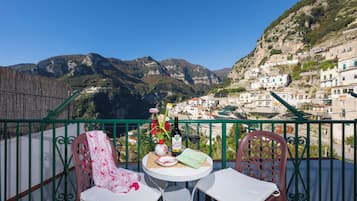 Habitación doble superior, balcón, vista a la colina | Caja de seguridad en la habitación y escritorio