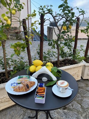 Desayuno con opciones de la cocina local incluido todos los días 