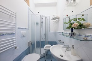 Quarto casal ou duplo clássico, varanda, vista para o jardim | Banheiro | Chuveiro, secador de cabelo, sabonete, shampoo