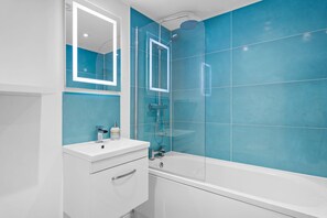 Shower, hair dryer - Number Eleven - Harbour Views (Brixham)