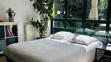 1 habitación, tabla de planchar con plancha, cuna de viaje y wifi