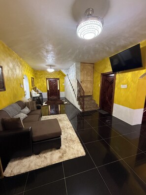 Smart TV - Modern Chateau (Portland)