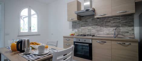 Frigorifero, forno, piano cottura, bollitore elettrico