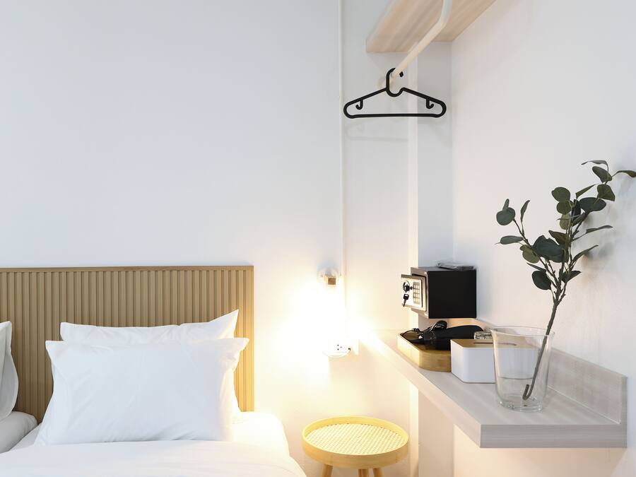 Standaard Twin kamer, niet-roken, privébadkamer | Een bureau, een laptopwerkplek, een strijkplank/strijkijzer, gratis wifi