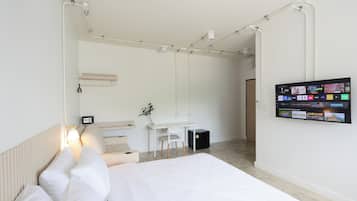 Deluxe Room, Non Smoking, Private Bathroom | Meja, ruang kerja komputer riba, seterika/papan seterika, Wi-fi percuma