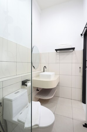 Een douche, een haardroger, handdoeken, zeep