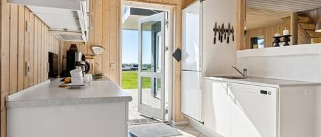 ثلاجة، ميكروويف، فرن، غسالة أطباق