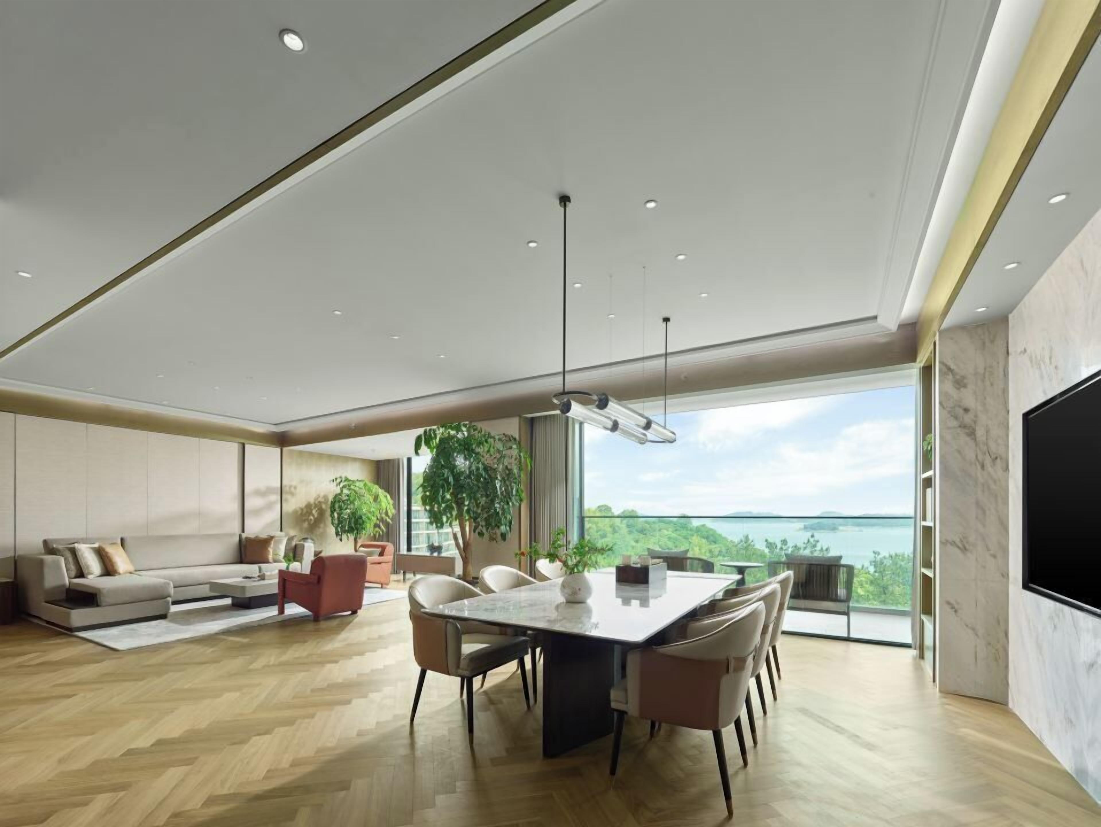 Luxury Suite, Lake View | Living room