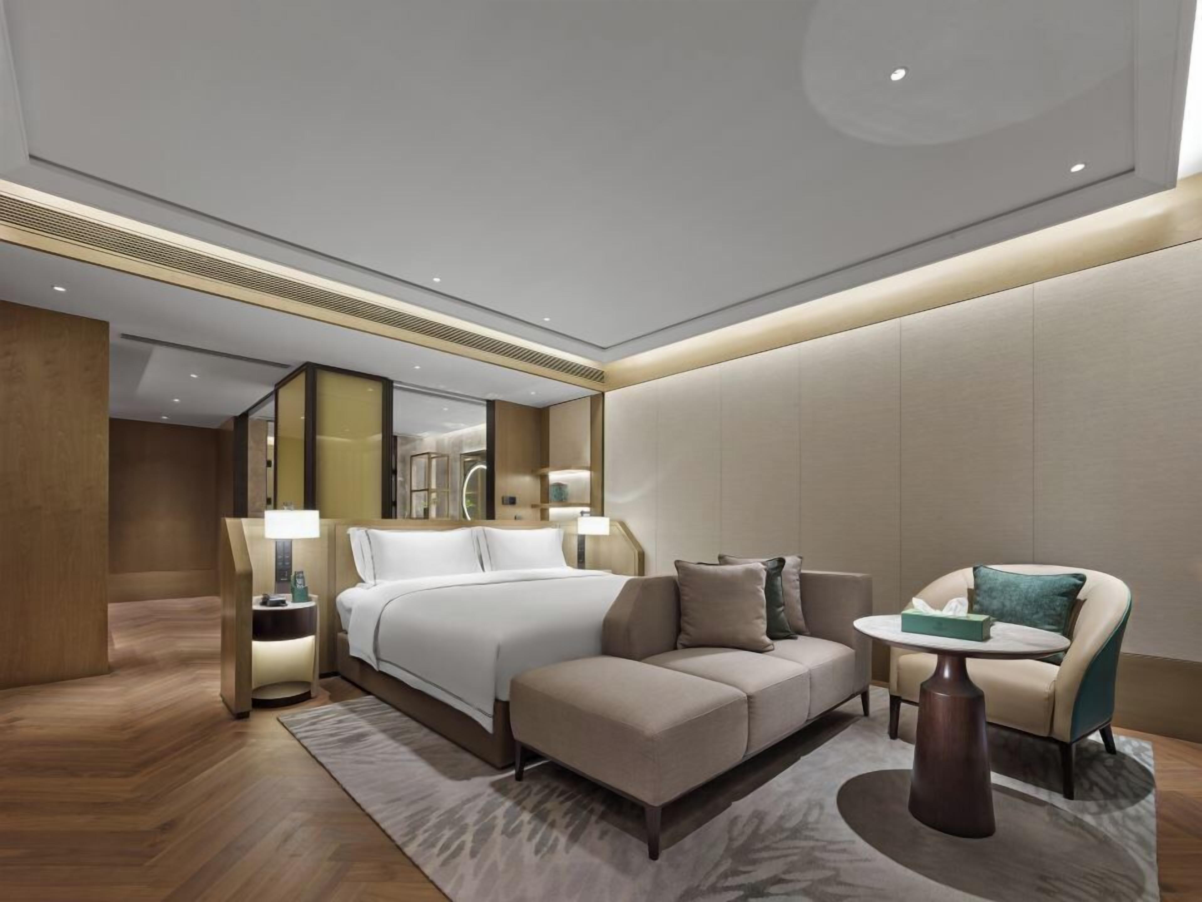 Luxury Suite, Lake View | Laptop workspace, free WiFi