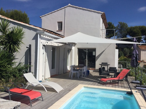 Villa sea view swimming pool very close to sea and town center on foot