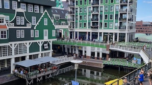 Een hotel aan de rivier met terras en uitzicht op het water.