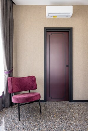 Studio Bisnis (0 Bedroom) | Seprai katun Mesir, seprai premium, brankas, dan meja kerja