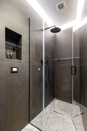 ビジネス スタジオ (0 Bedroom) | バスルーム | シャワー、バスアメニティ (無料)、ヘアドライヤー、ビデ