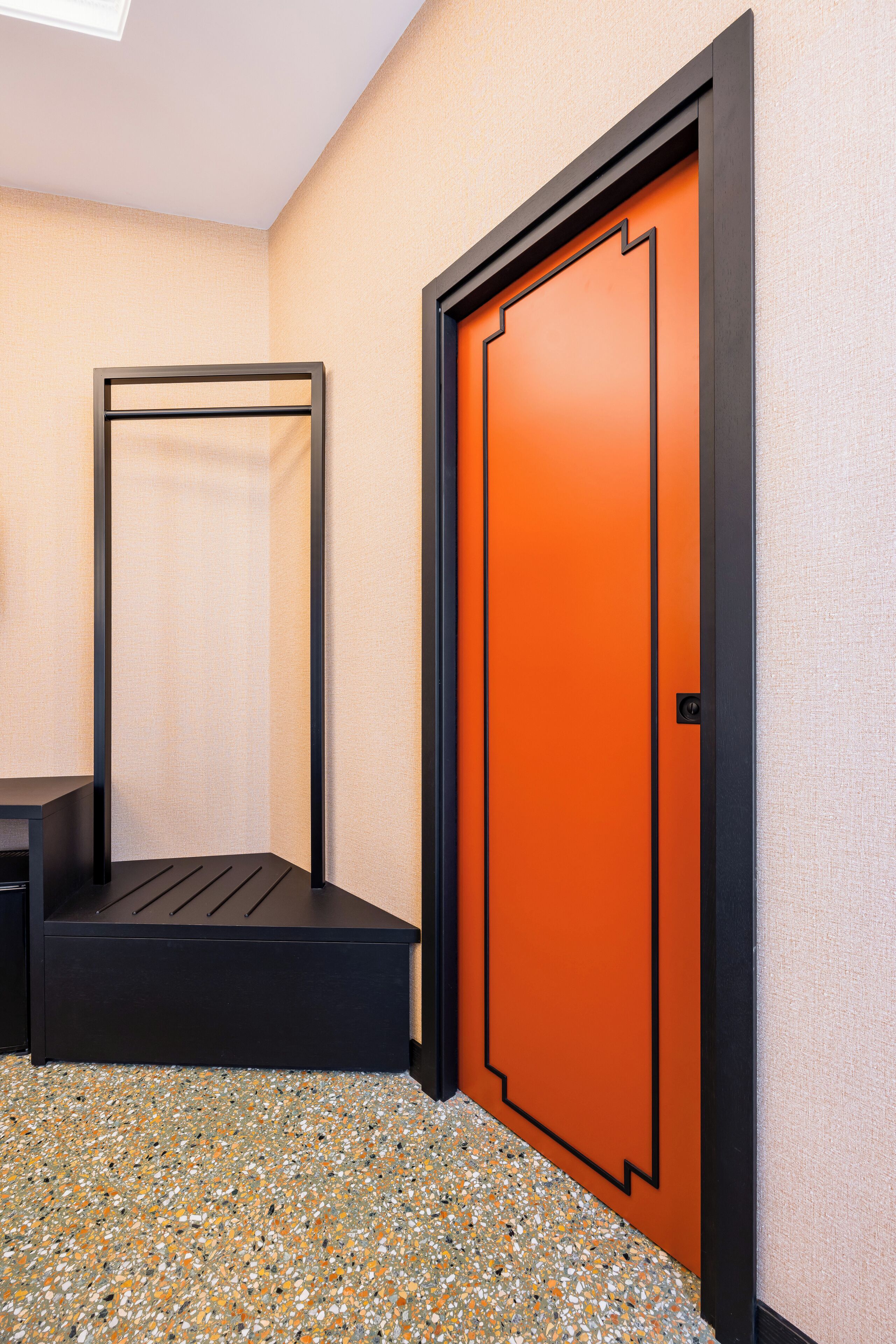 Une chambre d’hôtel avec un lit, une armoire et un revêtement de sol texturé.