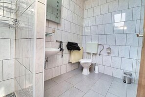 Ducha, secador de pelo, bidet, toallas