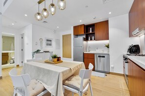 ثلاجة، ميكروويف، فرن، موقد طهي مسطح