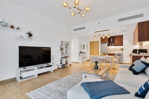 Smart TV, books - Port De La Mer view 1BR with private beach access (Dubai)