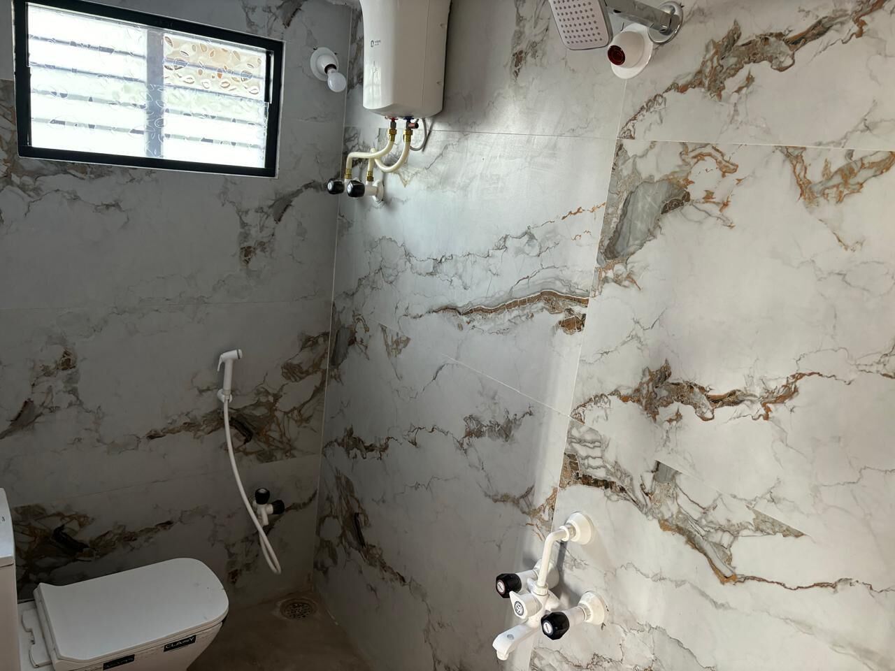 Douche, serviettes fournies, savon, shampoing
