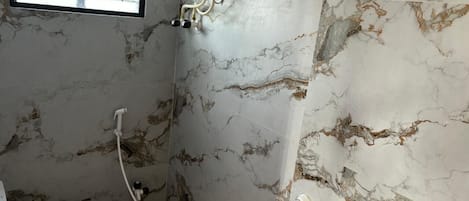 Douche, serviettes fournies, savon, shampooing