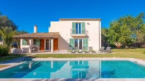 A modern two-story house with a swimming pool in the foreground. - Ses Set Tanques De Son Fosquet (Llucmajor)