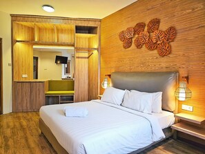 4 bedrooms, individually decorated, individually furnished, desk - Villa Klub Bunga - by The Batu Hotel Batu Malang (Batu)