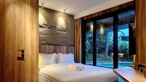 Un dormitorio moderno con una cama grande, cabecera de madera y vistas a un jardín a través de una puerta corrediza de vidrio.