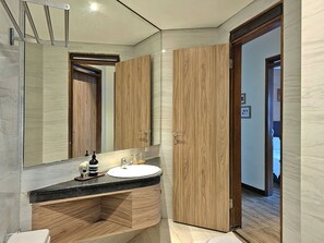Vila Mewah | Kamar mandi | Shower, perlengkapan mandi gratis, pengering rambut, dan sandal