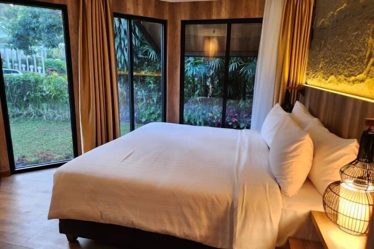 4 bedrooms, desk, laptop workspace, blackout curtains
