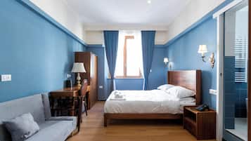 Cofres nos quartos, escrivaninha, cortinas blackout