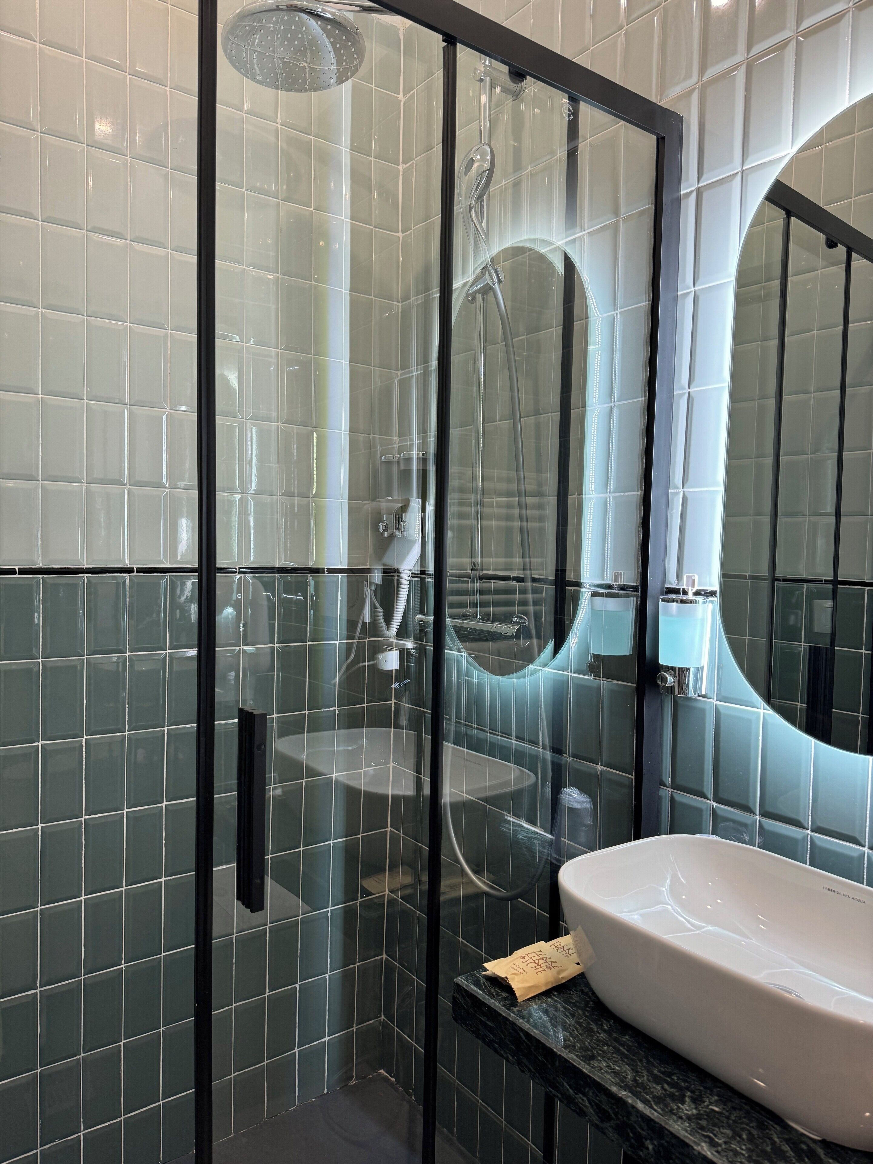 Shower, rainfall showerhead, free toiletries, hair dryer