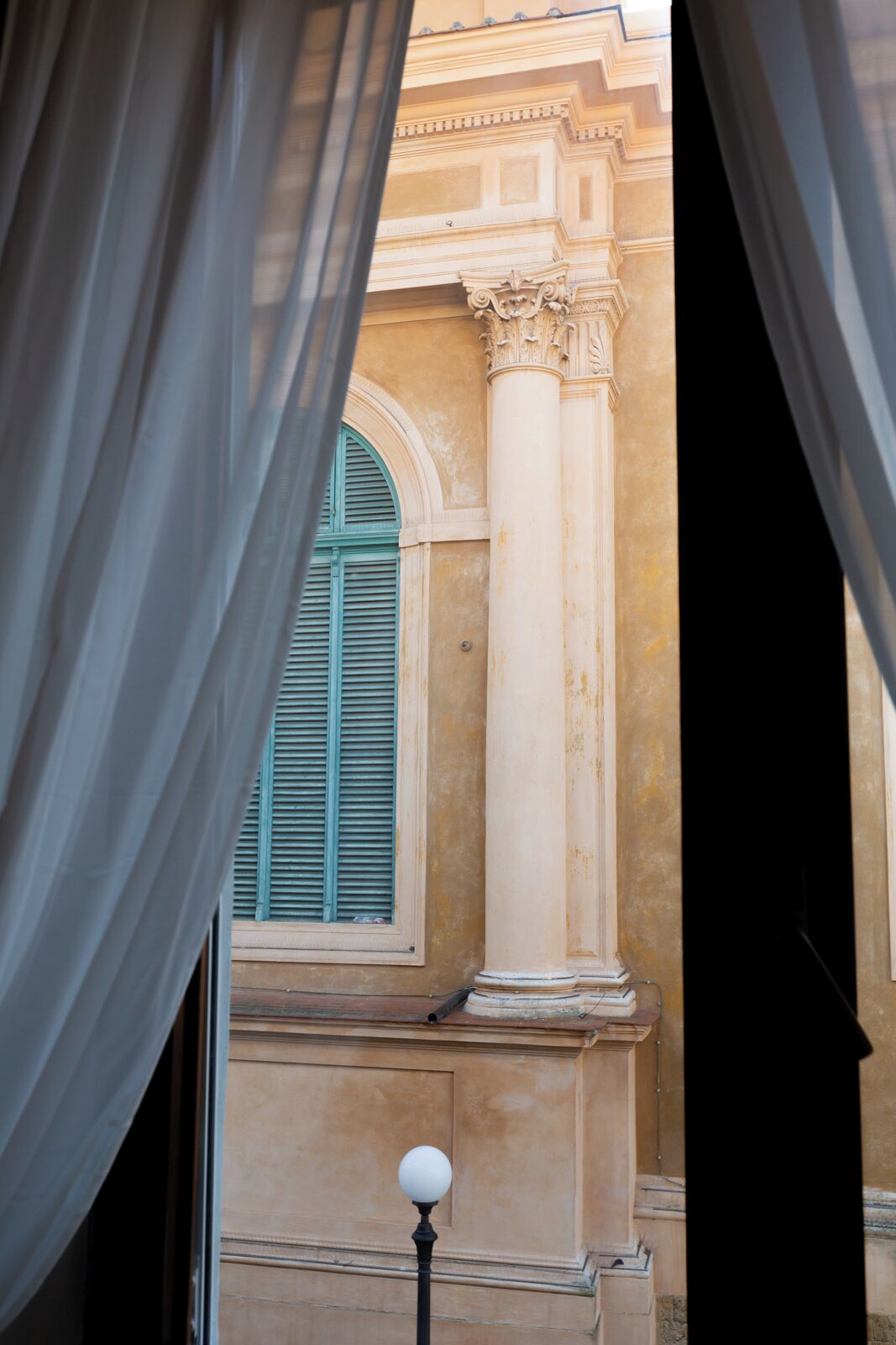 客房内保险箱、办公桌、遮光窗帘、隔音