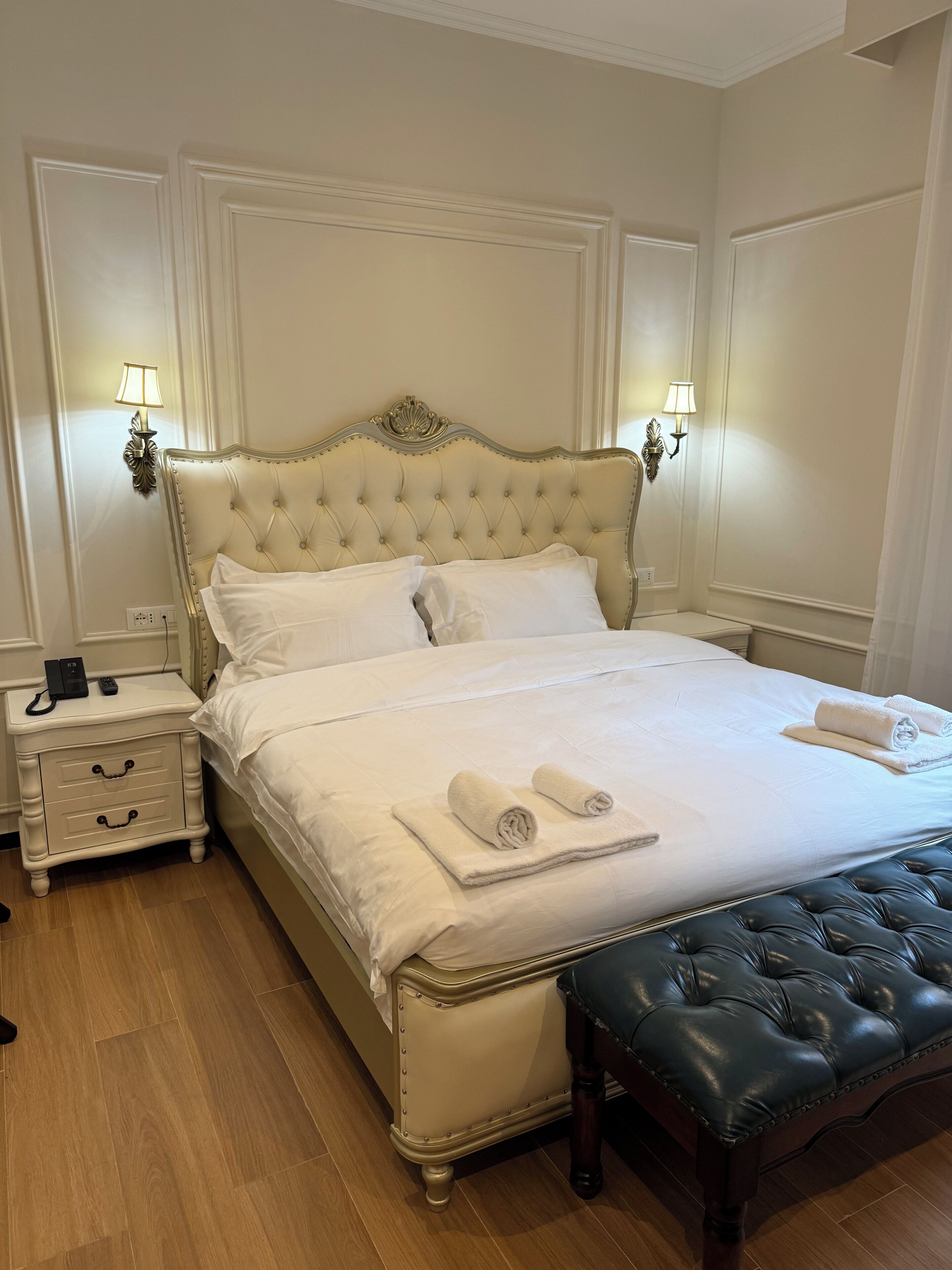 Coffres-forts dans les chambres, bureau, rideaux occultants