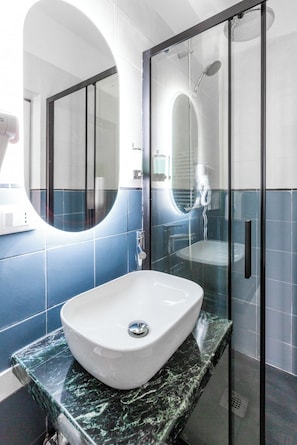 Economy dubbelrum | Badrum | Dusch, gratis toalettartiklar, hårtork och tofflor