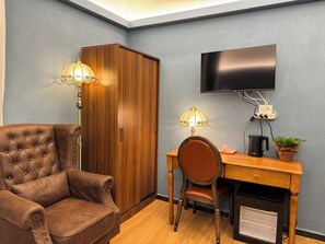 Cofres nos quartos, escrivaninha, cortinas blackout