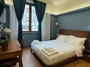 In-room safe, desk, blackout curtains, soundproofing - MODI HOTEL (Livorno)