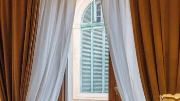 Coffres-forts dans les chambres, bureau, rideaux occultants