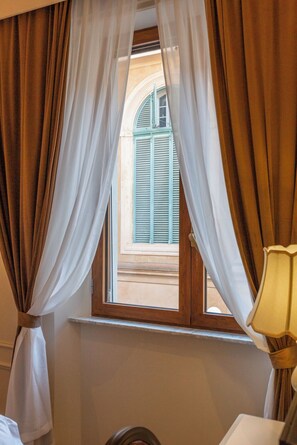 Cofres nos quartos, escrivaninha, cortinas blackout