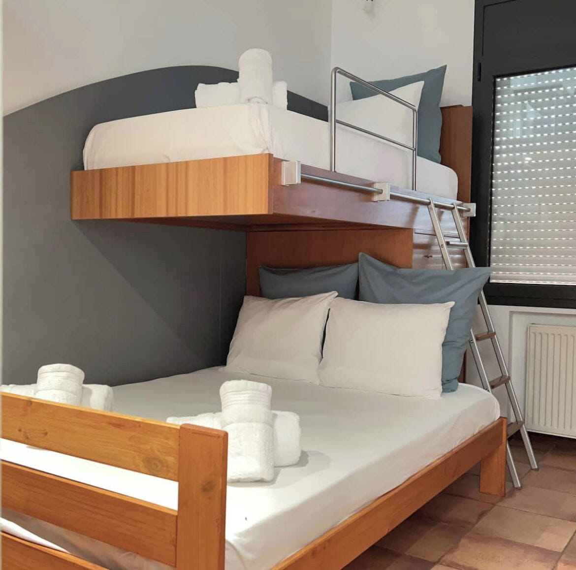 Skrivebord, strykejern/-brett, reiseseng for barn og wi-fi