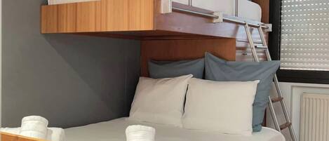 Bureau, fer et planche à repasser, lit parapluie, Wi-Fi