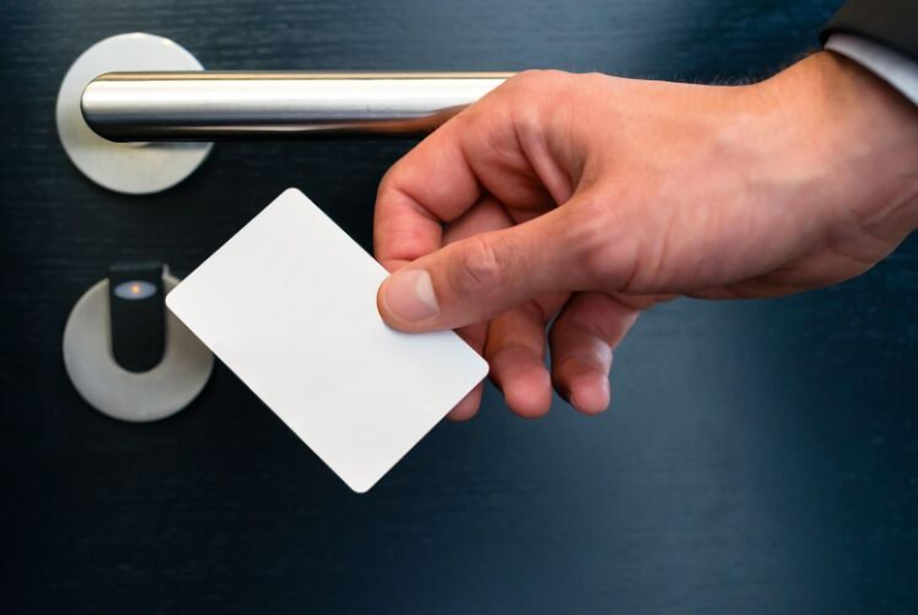 Una mà introdueix una targeta buida en una cerradura.
