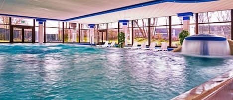 Kolam renang indoor